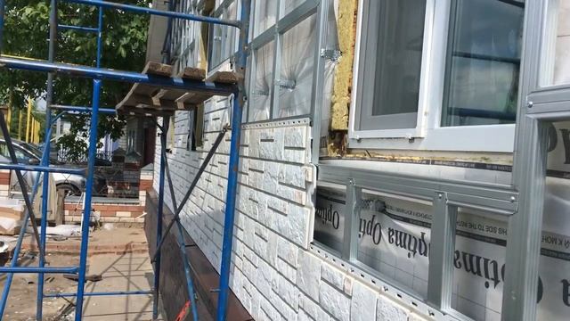 Демонтаж кирпичной отделки дома и монтаж фасадных панелей Деке. смотреть онлайн