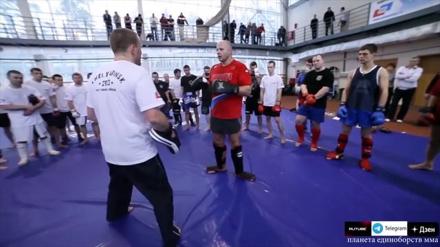 Апперкот, боковой, удар коленом и хай-кик! Комбинация от Федора Емельяненко смотреть онлайн