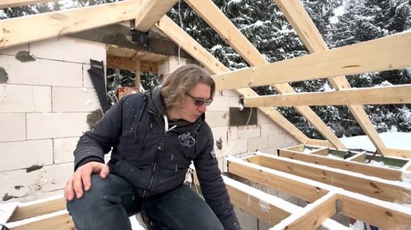 Этапы строительства двускатной крыши для одноэтажного дома из газобетона.