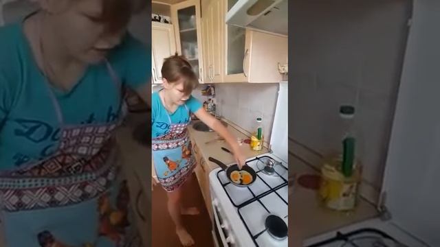 Как жарить яичницу 🍳 смотреть онлайн