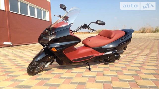 MOTOŠKOLA IV / HONDA PCX vs. HONDA FORZA смотреть онлайн