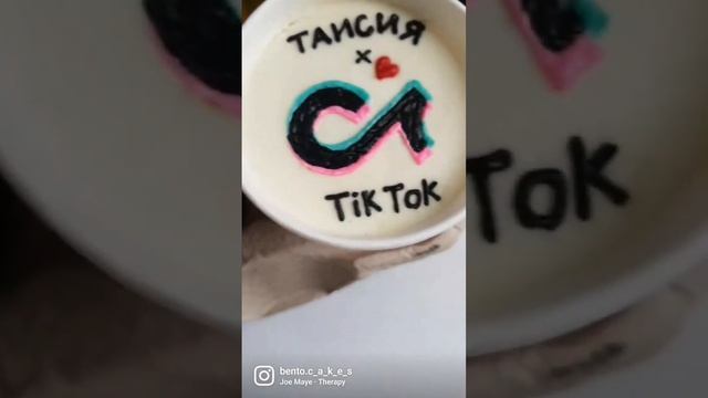#тортвстакане очень удобен и практичен👌 А внутри тающие коржи, клубника и море🌊крем чиза🤤#бентоторт смотреть онлайн