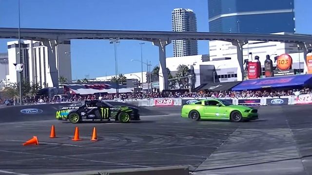 2014 Mustang RTR Vaughn Gittin Jr. Drifting at SEMA 2013 Side by Side action! смотреть онлайн