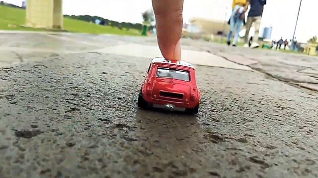 Hot Wheels Morris Mini goes to Monas - main mobil-mobilan di Monas - diecast for fun смотреть онлайн