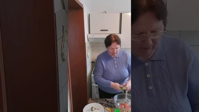 Лёгкий салатик с кукурузой смотреть онлайн