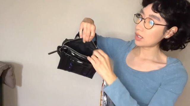 Marc Jacobs THE SHINY CRINKLE MICRO TOTE | Bag Review |What fits? | Mod Shots смотреть онлайн