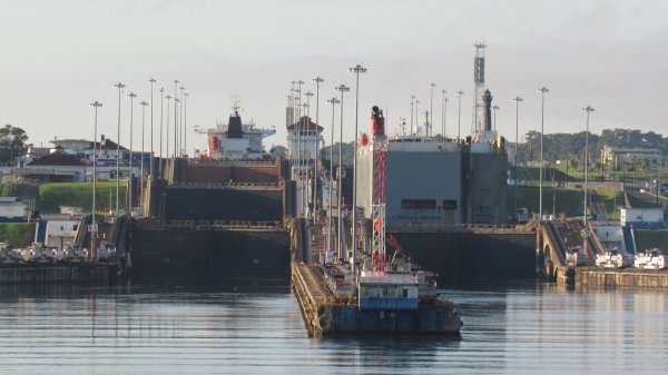 Панамский канал. Открываются ворота в первый шлюз