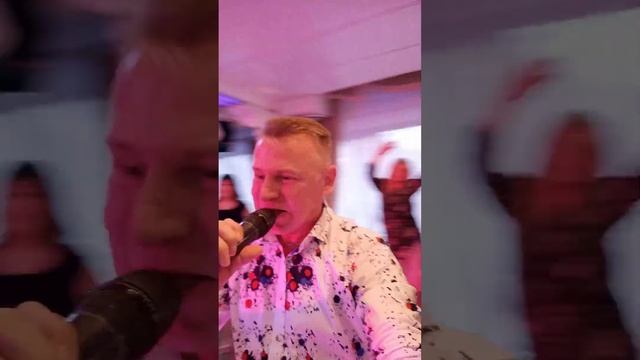 УЛЫБАЕМСЯ и МАШЕМ