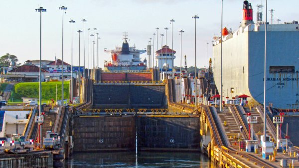 Подготовка к шлюзованию в Панамском канале