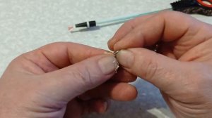 Насаживаем опарыша на мормышку