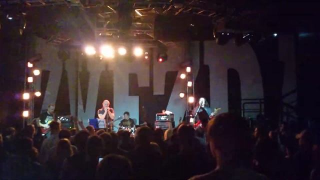 Чёрный обелиск поёт "Марш марш левой" Наутилуса смотреть онлайн