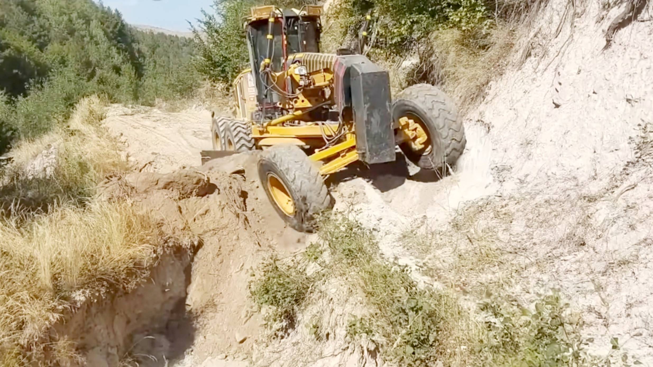 Опытные Профессиональные Экскаваторщики Строят Дороги на Крутой Горе смотреть онлайн