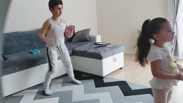 УТРЕННЯЯ ЗАРЯДКА/ СУМАСШЕДШИЕ ТАНЦЫ 🏋️🕺💃