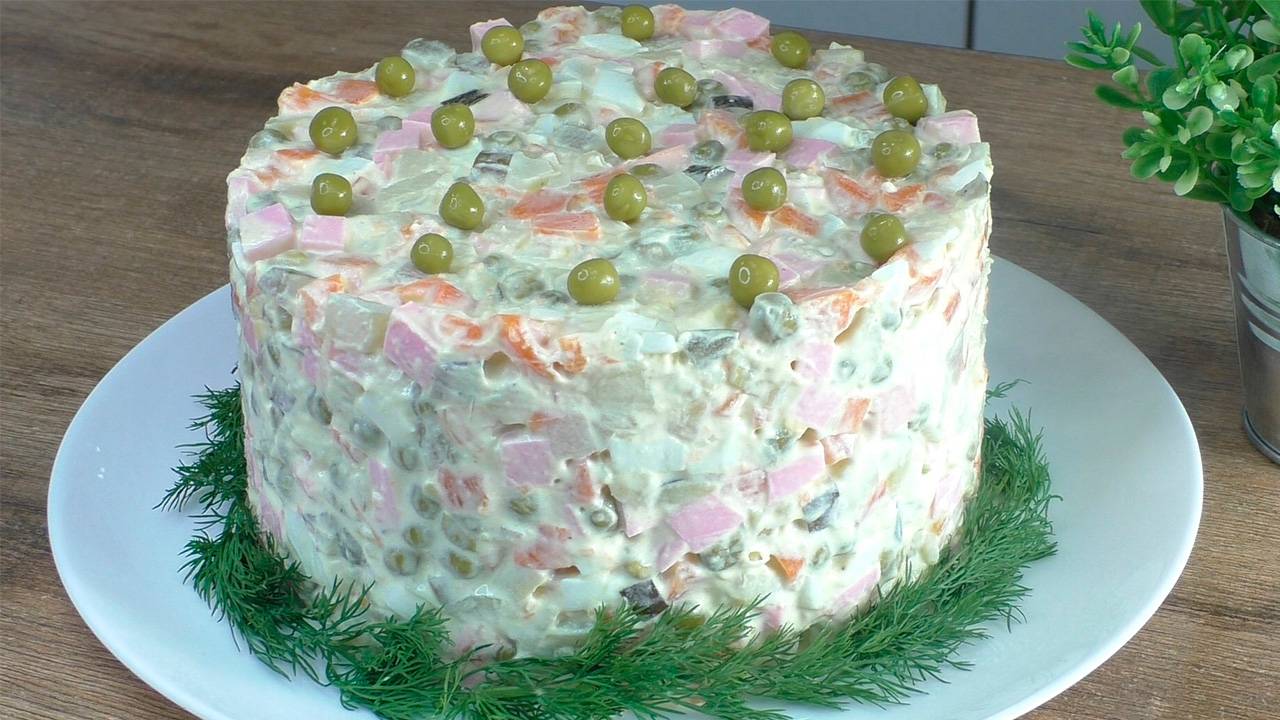 Салат ОЛИВЬЕ на Праздничный стол / До чего же вкусный! Без Него не обходится ни одно Застолье смотреть онлайн