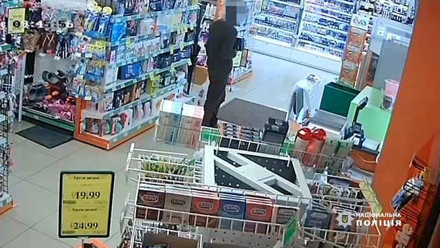 Правоохоронці викрили зловмисників, які обкрадали магазини побутової хімії однієї торгової мережі смотреть онлайн