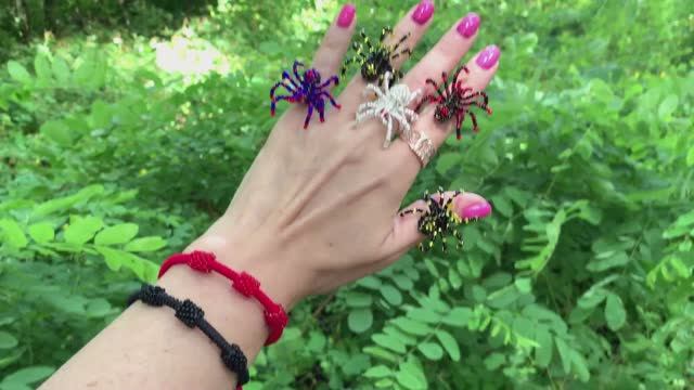 Паук из бисера / кольцо из бисера / как плести из бисера / украшения из бисера смотреть онлайн