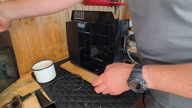 Jura e60 (e6). Стала выскакивать ошибка 1. Дело оказалось в плате. Причина - наливают воду сверху. смотреть онлайн
