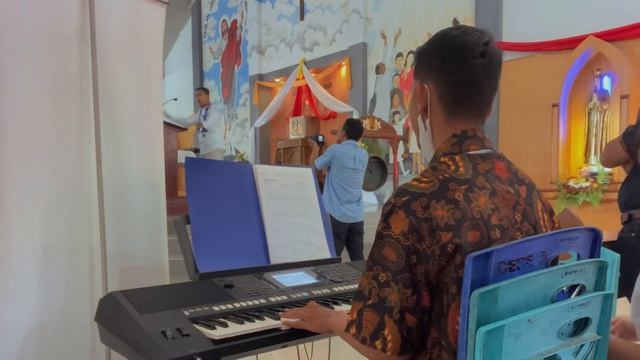 Aku Abdi Tuhan - A. Soetanto, SJ (Koor Gabungan Paroki Keluarga Kudus Pasaman Barat) смотреть онлайн