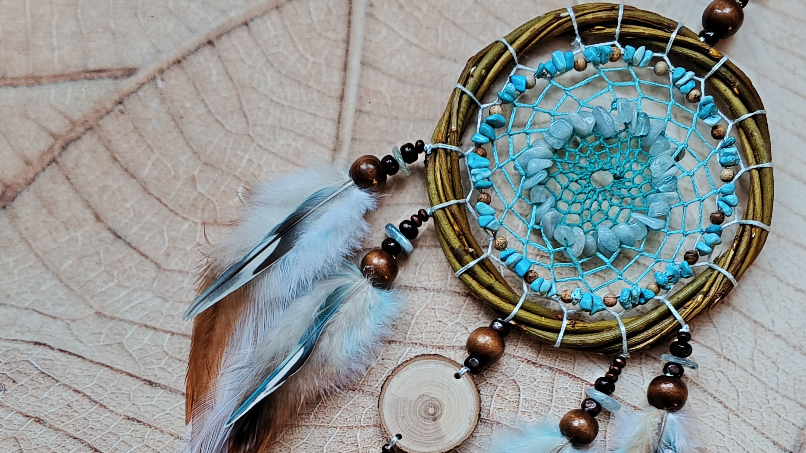 Ловец снов с аризонской бирюзой, аквамарином, спилом сирени и перьями попугая