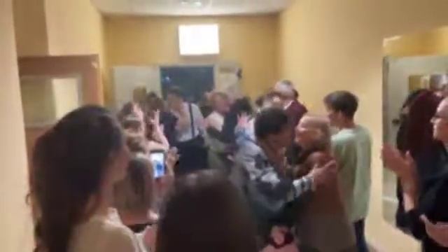 Выход артистов после премьеры смотреть онлайн