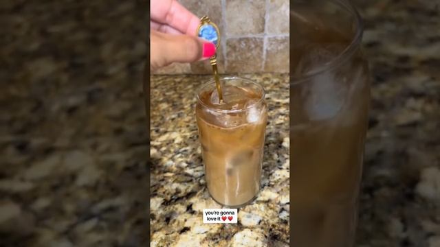 4 ingredient iced coffee 🥶☕️you need cinnamon, ice, dark roast coffee & milk (i use almond or 2%) смотреть онлайн