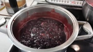 Смородина с чесноком, перцем и пряностями? Два рецепта соуса к мясу на зиму