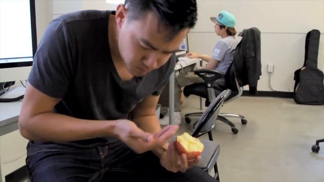 You're Eating Apples Wrong смотреть онлайн