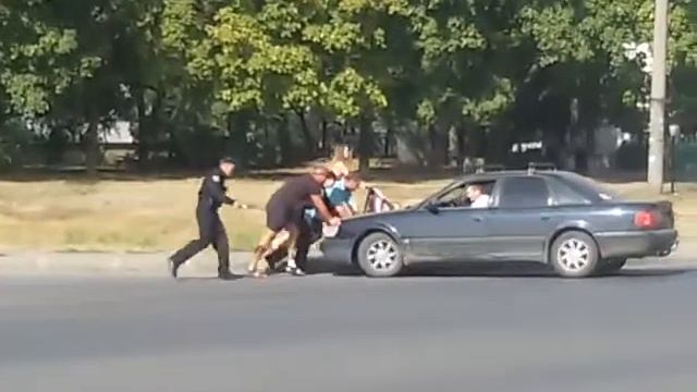 Харьков, полиция помогает водителю смотреть онлайн