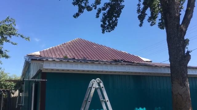 Замена покрытия крыши дома/ Меняем шифер на профнастил. смотреть онлайн