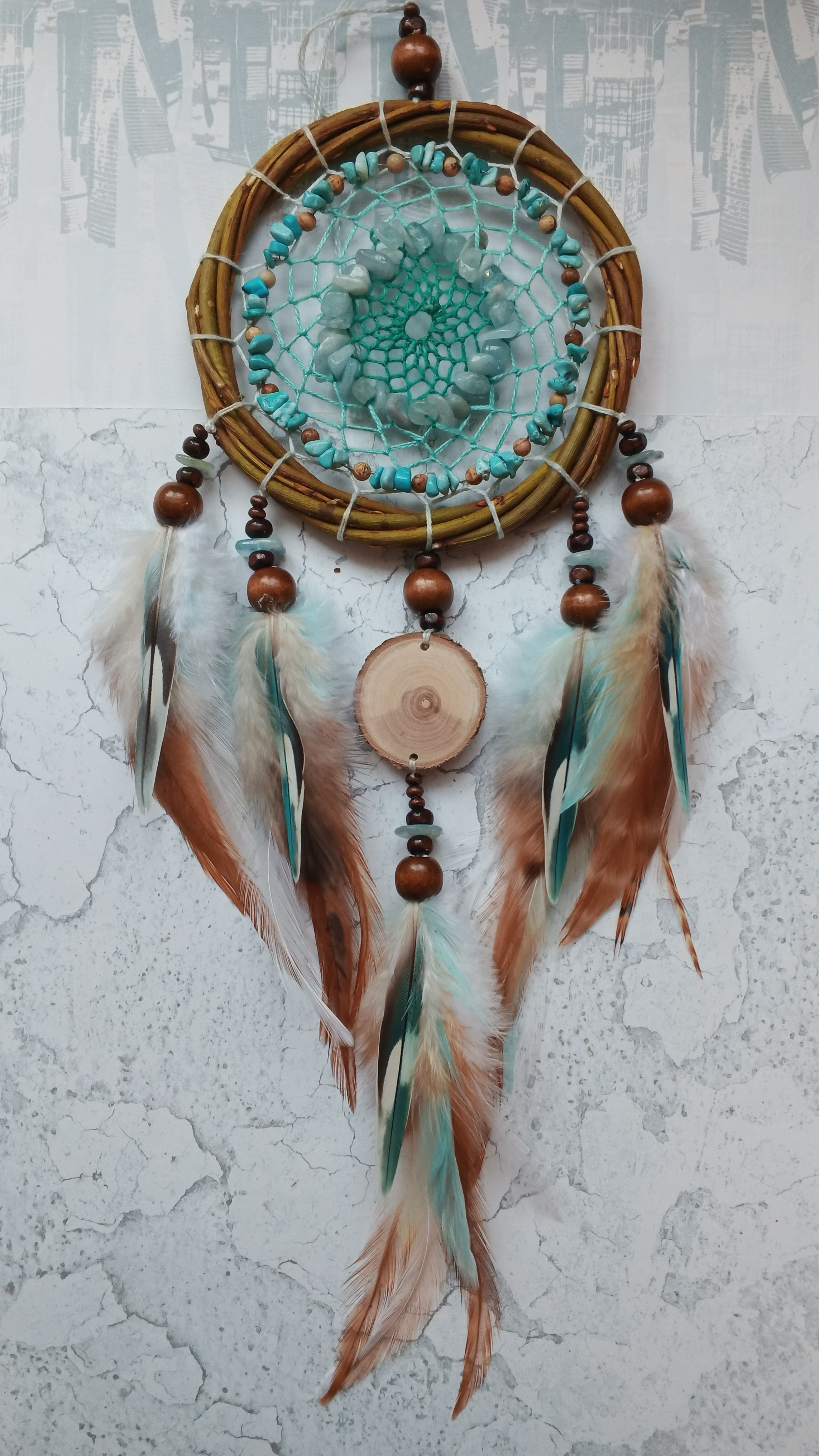 Ловец снов с аризонской бирюзой, аквамарином, спилом сирени и перьями попугая