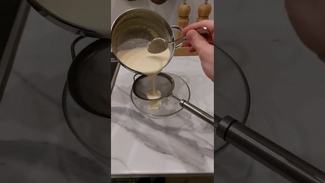 Сырный соус легко приготовить дома!Сливочное масло, сливки и много сыра - всё смешать, и соус готов смотреть онлайн
