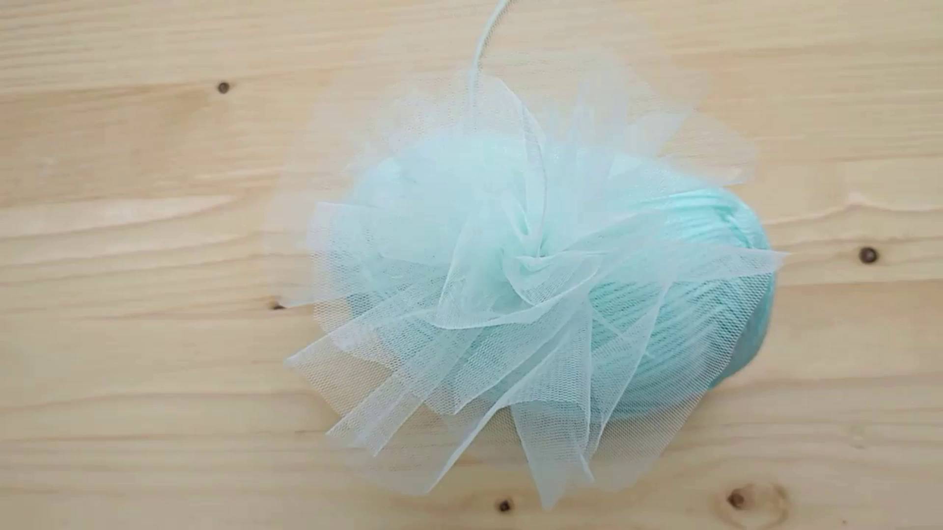 Видеоурок для начинающих рукодельниц. Как сделать простое украшение для девочки из фатина. смотреть онлайн