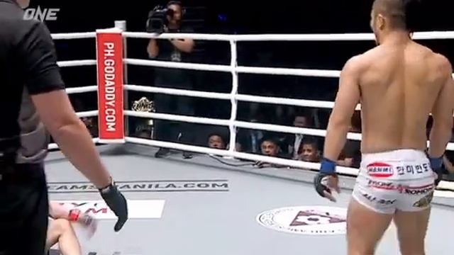 Перданул в бою на соперника 😂 смотреть онлайн