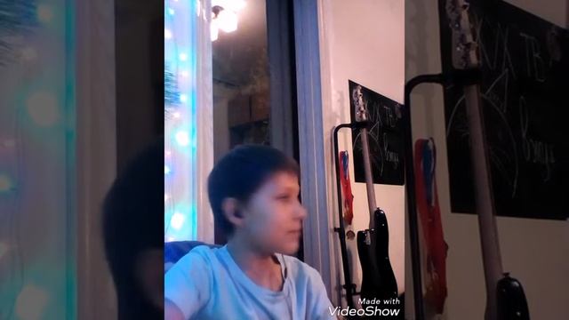 ШОК!!! Пацан распылил газовый баллончик в раздевалке школы!!! смотреть онлайн