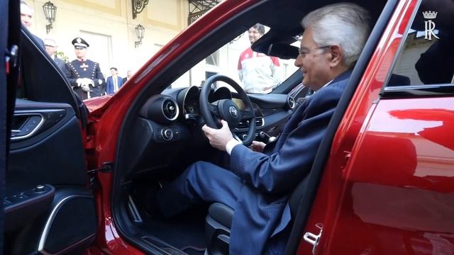 Presentata al Presidente Mattarella la nuova Alfa Romeo "Giulia" смотреть онлайн