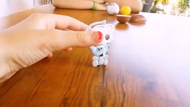 Распаковка яиц Kinder Surprise в Турции смотреть онлайн
