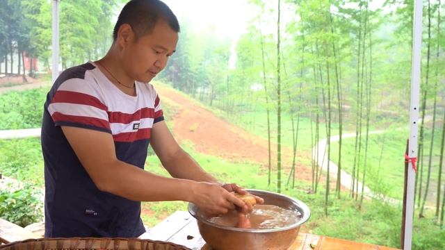 【农村四哥】农村四哥地里打理番茄，听闻鸭子瘸了腿，一道麻辣香锅鸭闪亮上桌 смотреть онлайн