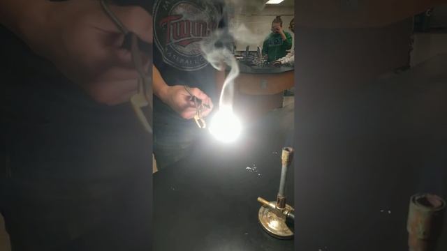 Magnesium Metal turns into Magnesium Oxide смотреть онлайн