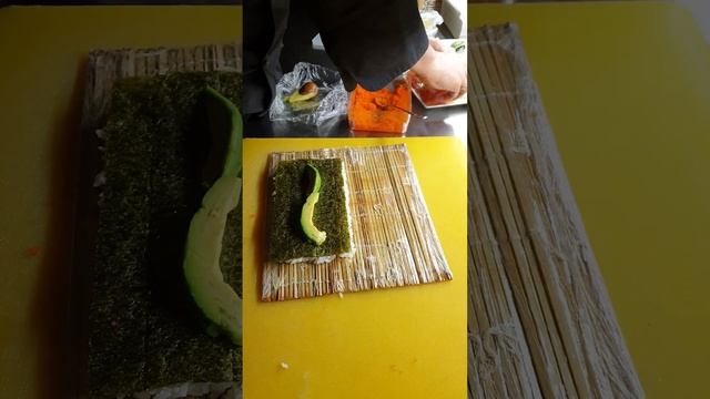 Суши Калифорния с лососем смотреть онлайн