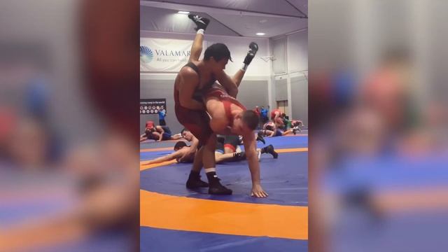 МОЩНЫЕ ТРЕНИРОВКИ МОЩНЕЙШИХ БОРЦОВ смотреть онлайн