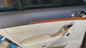 Тойота авенсис снятие обшивки задней двери