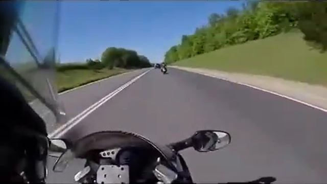Мерседес подрезал мотоциклиста смотреть онлайн