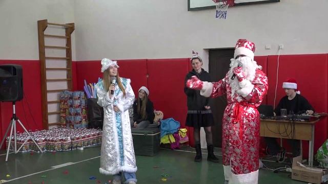 Волонтерская группа "Молодая жизнь" поздравила воспитанников школы-интерната с Новым годом смотреть онлайн