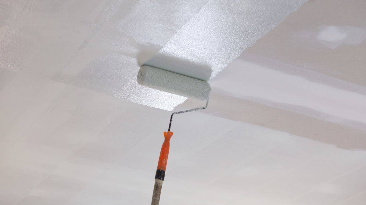 Почему остаются пятна после покраски потолка? Как покрасить потолок. смотреть онлайн