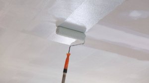 Почему остаются пятна после покраски потолка? Как покрасить потолок.