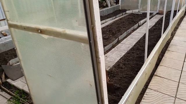 Накрыли теплицу пленкой Светлица