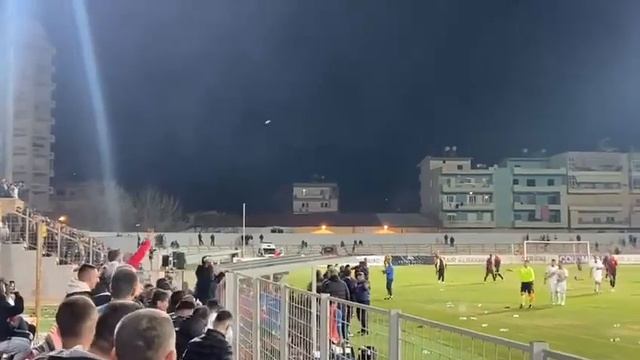 Video nga tifozët, shikoni çfarë ndodhi në Flamurtari-Dinamo pas ndërprerjes së ndeshjes смотреть онлайн