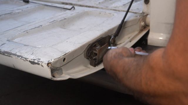 1998 Chevy C/K 1500 Build: Replacing TailGate Handle and Rods. #OBS 4K смотреть онлайн