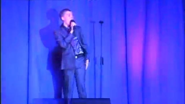 Lee Lambert singing 'Hold Up A Light' by Take That смотреть онлайн