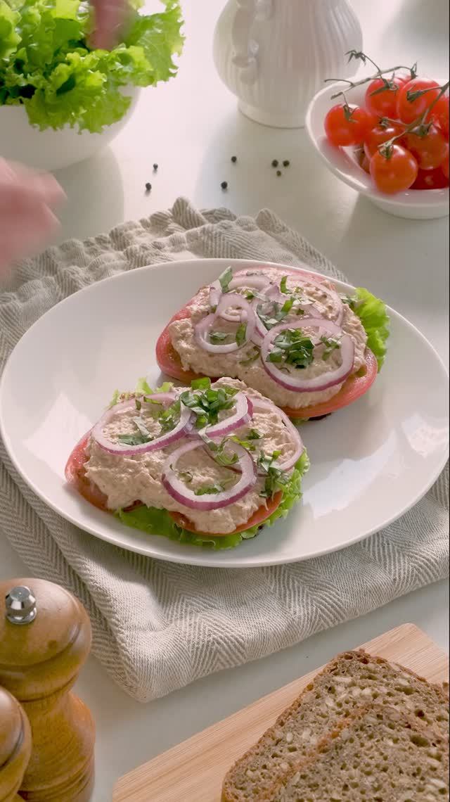 Тосты с тунцом, томатами и красным луком